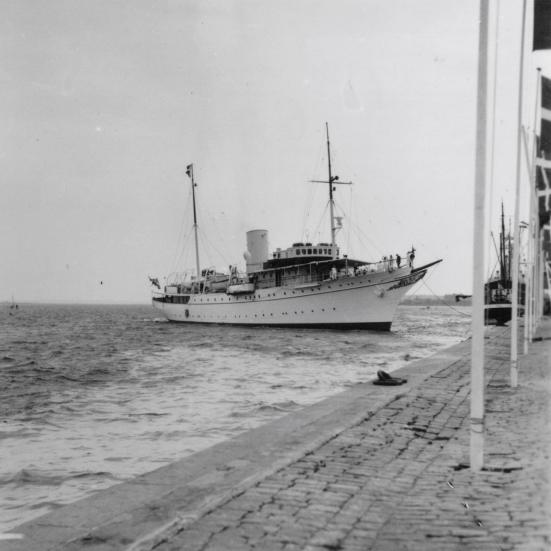 Sort-hvid foto af kongeskibet Dannebrog ved Holbæk Havn.