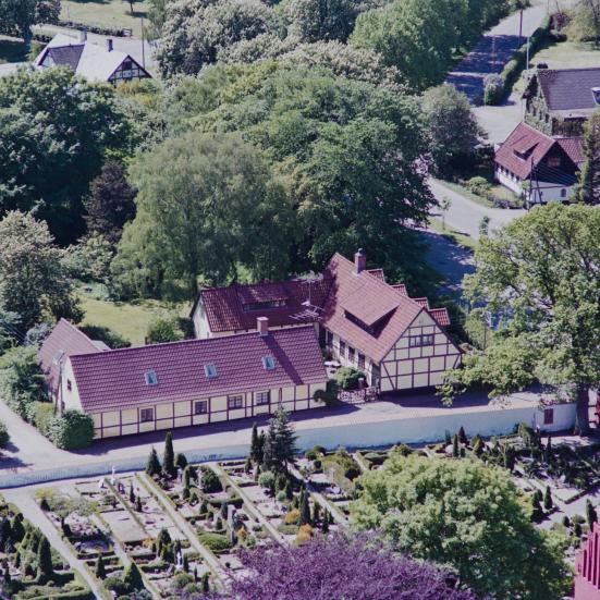 Luftfoto i farve af gård.