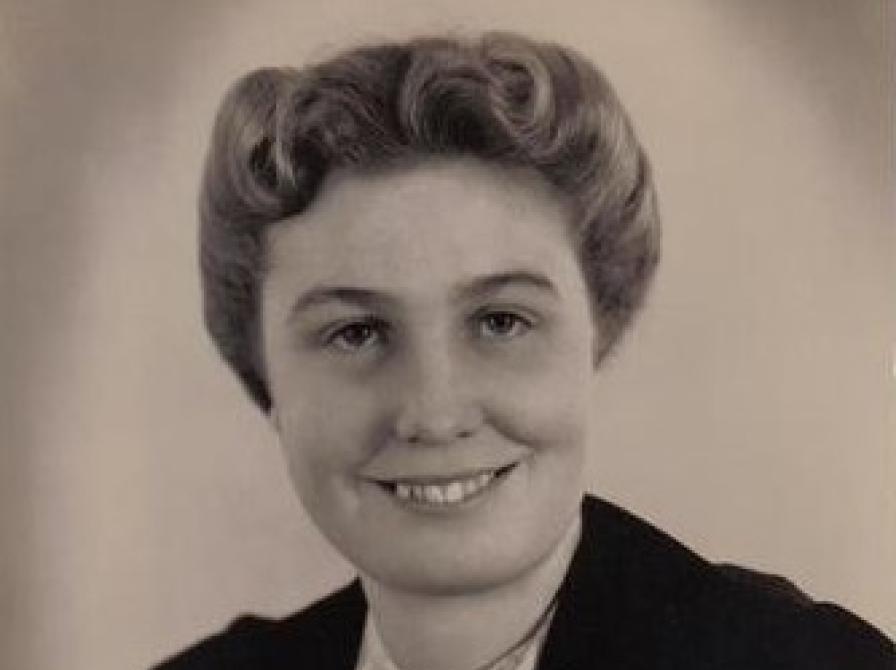 Sepiaportrætfoto af kvinde.